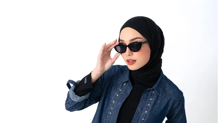 8 Warna Jilbab yang Cocok untuk Outfit Denim, Bikin Look Kamu Makin Chic!