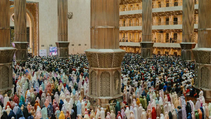 Lengkap! Niat dan Tata Cara Shalat Idul Adha 2025, Sendiri atau Berjamaah