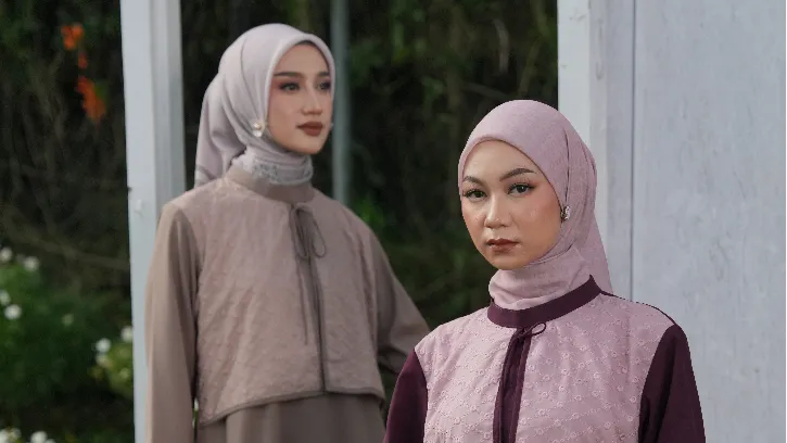 6 Inspirasi Outfit Hijab ke Pantai yang Kece Banget Buat OOTD Liburan